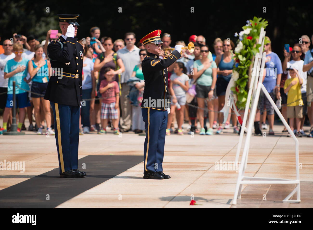 Dei veterani di guerra coreana Association, Inc. Presidente Larry Kinard e Ambasciatore della Repubblica di Corea Ahn Ho-Young deporre una corona presso la tomba del Milite Ignoto in Al Cimitero Nazionale di Arlington (19843607719) Foto Stock