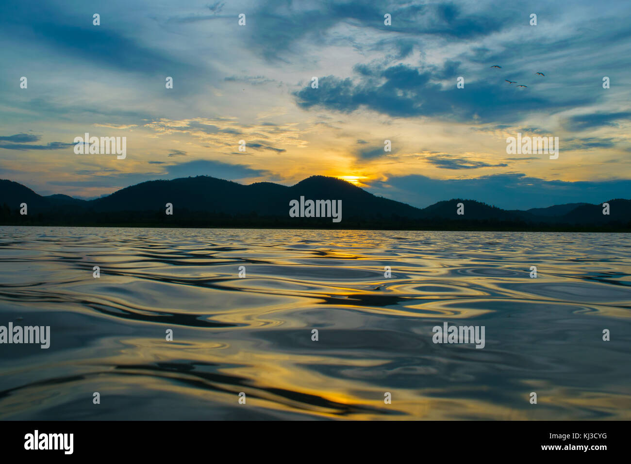 La scena del tramonto sul lago Foto Stock