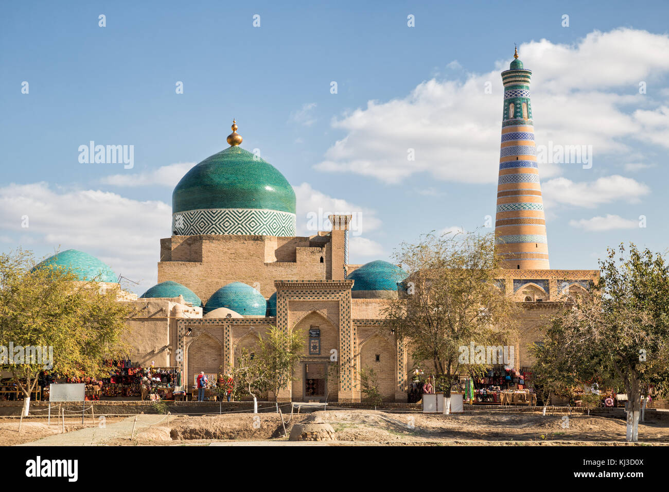 Khiva, vista del pakhlavan mahmud complesso architettonico e il minareto di Islam Khodja-. uzbekistan Foto Stock