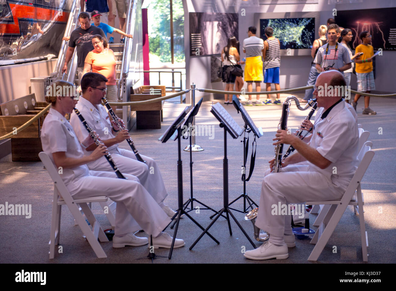 La United States Navy Band si esibisce al Campidoglio degli Stati Uniti, mostrando i loro contributi musicali agli eventi nazionali. Lo spettacolo fa parte della tradizione delle bande militari che suonano in importanti funzioni statali negli Stati Uniti. Foto Stock
