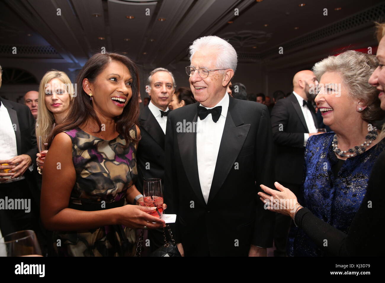 L'ex primo ministro italiano Mario Monti, sua moglie Elsa Antonioli (destra) e Gina Miller partecipano ai Media Awards dell'Associazione della Stampa estera (FPA) presso lo Sheraton Grand Hotel di Londra. Foto Stock