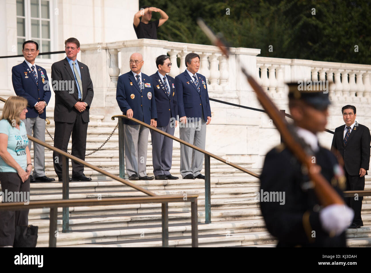 Il coreano veterani Presidente Associazione stabilisce una corona presso la tomba del Milite Ignoto presso il Cimitero Nazionale di Arlington (21078972732) Foto Stock