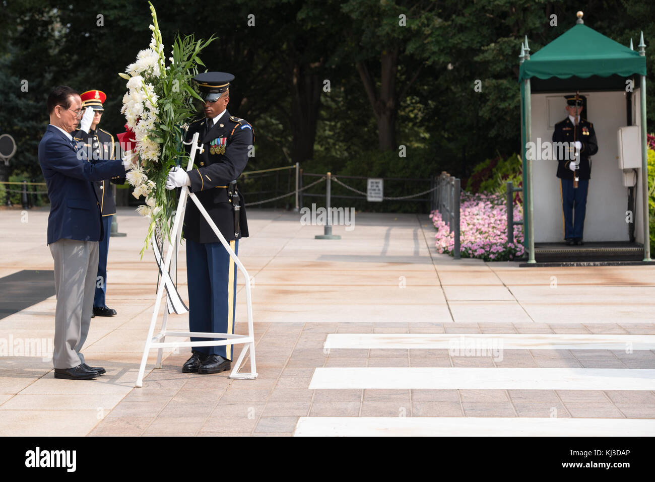 Il presidente della Korean Veterans Association partecipa a una cerimonia di deposizione di una corona presso la Tomba del Milite ignoto nel cimitero nazionale di Arlington. Questo atto onora i soldati caduti e commemora il loro servizio e sacrificio nella guerra di Corea e oltre. Foto Stock