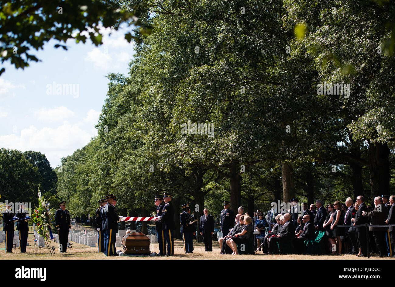 Il servizio graveside PER GLI STATI UNITI Esercito nazionale del personale di guardia Sgt. Thomas C. Florich nella sezione 60 di Al Cimitero Nazionale di Arlington (21071879790) Foto Stock