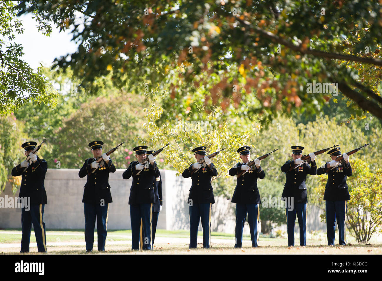 Il servizio graveside PER GLI STATI UNITI Esercito nazionale del personale di guardia Sgt. Thomas C. Florich nella sezione 60 di Al Cimitero Nazionale di Arlington (21071868090) Foto Stock