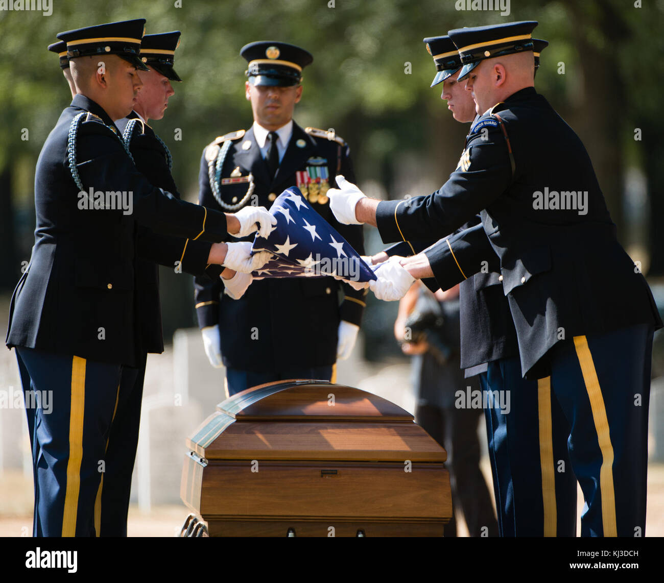 Il servizio graveside PER GLI STATI UNITI Esercito nazionale del personale di guardia Sgt. Thomas C. Florich nella sezione 60 di Al Cimitero Nazionale di Arlington (21249461672) Foto Stock