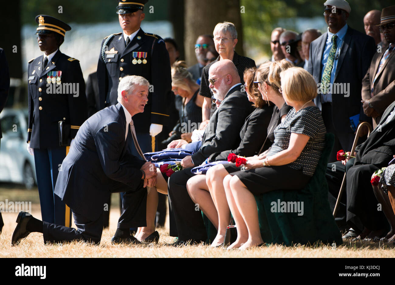 Il servizio graveside PER GLI STATI UNITI Esercito nazionale del personale di guardia Sgt. Thomas C. Florich nella sezione 60 di Al Cimitero Nazionale di Arlington (21073086569) Foto Stock