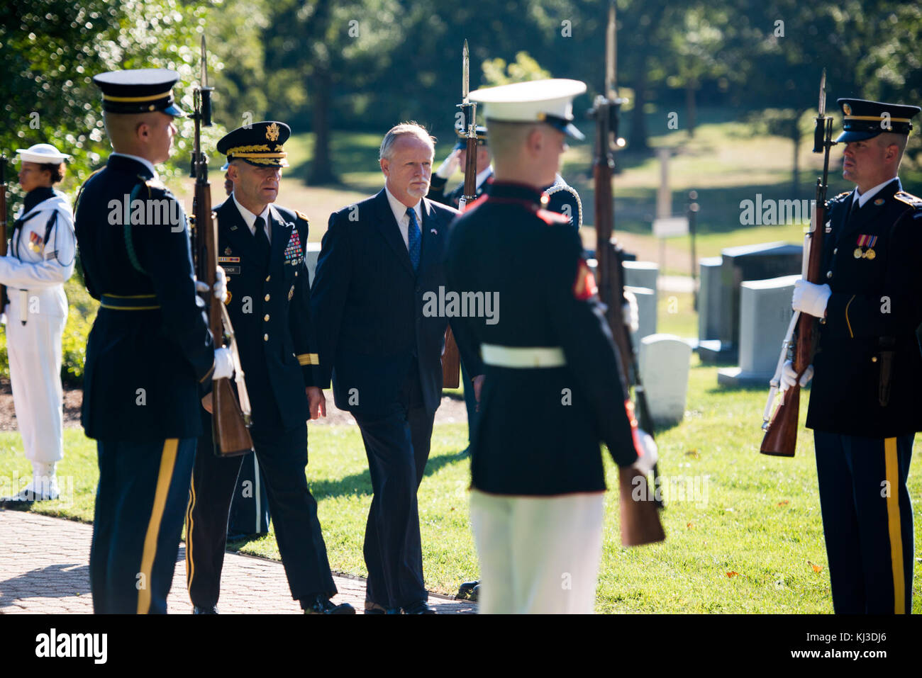 Questa fotografia cattura il distretto militare dell'esercito degli Stati Uniti di Washington che conduce una cerimonia di deposizione delle ghirlande d'onore presso la tomba del presidente William H. Taft nel cimitero nazionale di Arlington, per commemorare il suo 158 ° compleanno. L'evento mette in risalto la tradizione militare e la storia presidenziale. Foto Stock