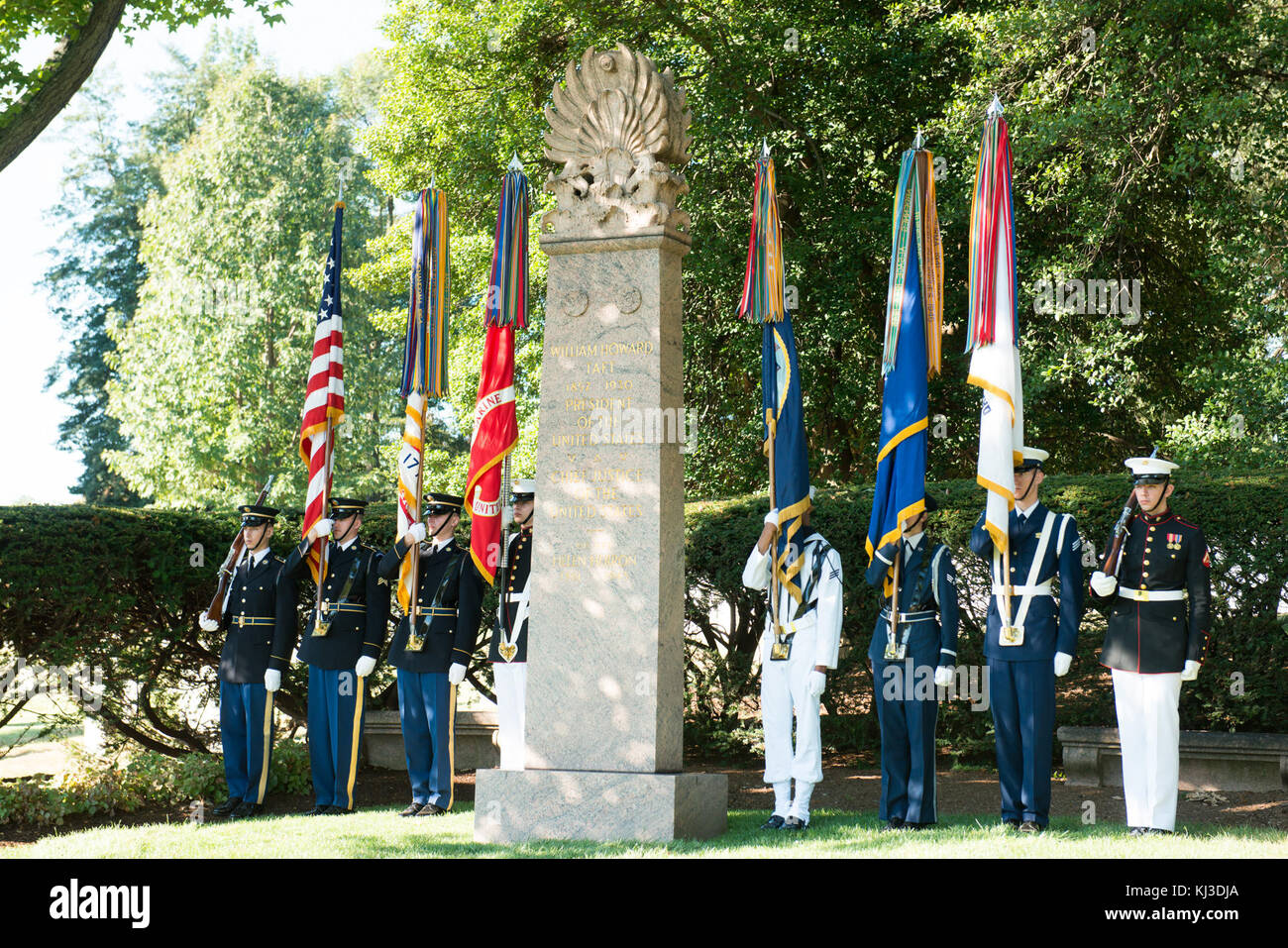 Gli Stati Uniti Esercito Distretto Militare di Washington conduce una Presidential Forze Armate pieno onore Wreath-Laying cerimonia presso la tomba del presidente William H. Taft in Al Cimitero Nazionale di Arlington per celebrare il suo 158birt 0104 Foto Stock