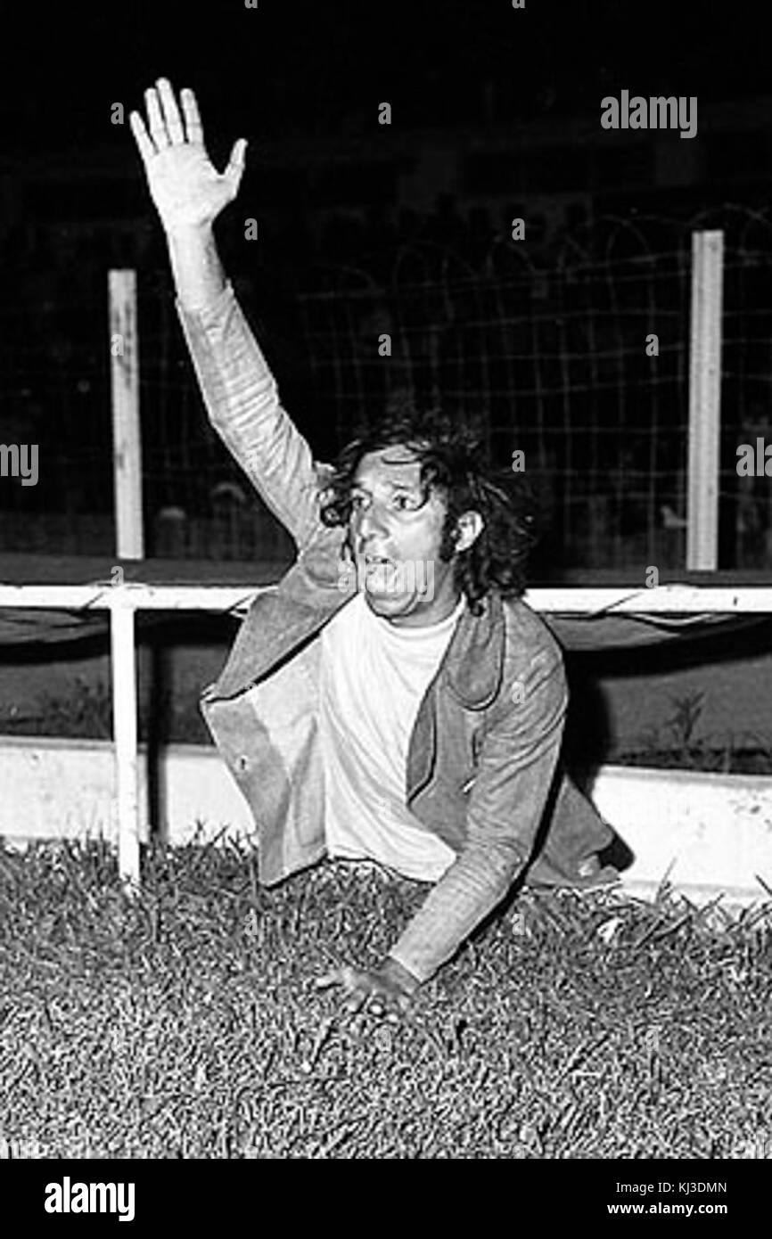 Carlos Bilardo, allenatore dell'Estudiantes de la Plata nel 1976, guidò la squadra di calcio argentina a vittorie significative. La sua leadership è ricordata per aver trasformato la squadra in una forza dominante nel calcio argentino durante gli anni '1970 Foto Stock