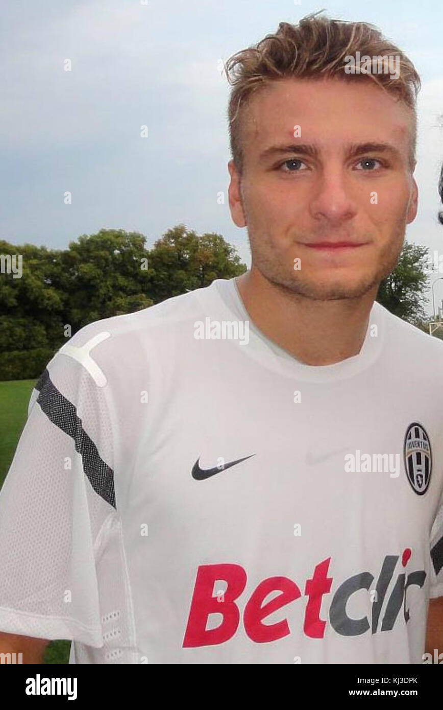 Ciro immobile è un calciatore italiano, noto per la sua abilità nel segnare. Questa immagine mostra il suo atletismo e la sua presenza sul campo, evidenziando il suo contributo allo sport. Foto Stock