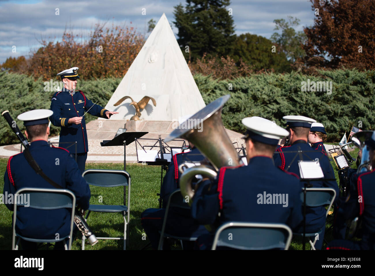 Corona-posa cerimonia presso la Guardia costiera nel memoriale al Cimitero Nazionale di Arlington per i veterani Giorno (22332387974) Foto Stock