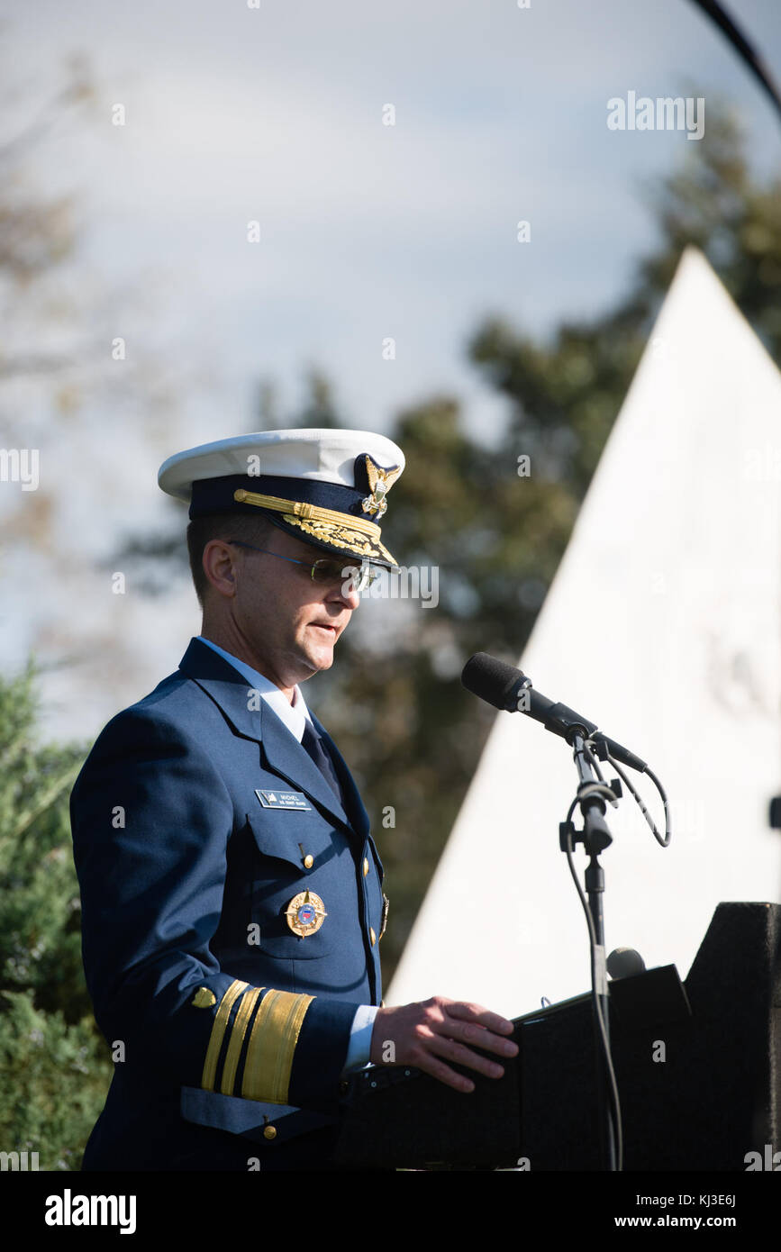 Questa fotografia cattura la cerimonia di deposizione delle ghirlande al Coast Guard Memorial nel cimitero nazionale di Arlington, onorando i veterani del Veterans Day con un tributo formale. Foto Stock