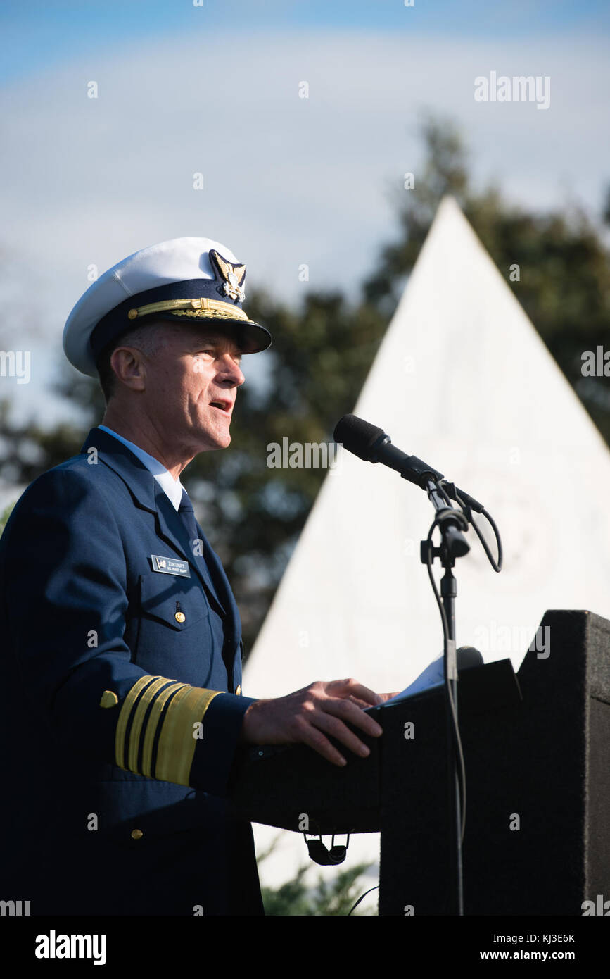 Corona-posa cerimonia presso la Guardia costiera nel memoriale al Cimitero Nazionale di Arlington per i veterani Giorno (22955086185) Foto Stock