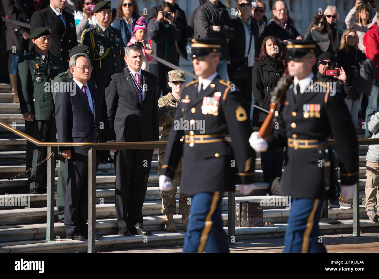 Un Vice Ministro del personale e del Welfare sudcoreano ha partecipato a un evento cerimoniale, ponendo una corona presso la Tomba del Milite Ignoto nel Cimitero Nazionale di Arlington, onorando i soldati caduti e segnando un momento di rispetto e memoria. Foto Stock