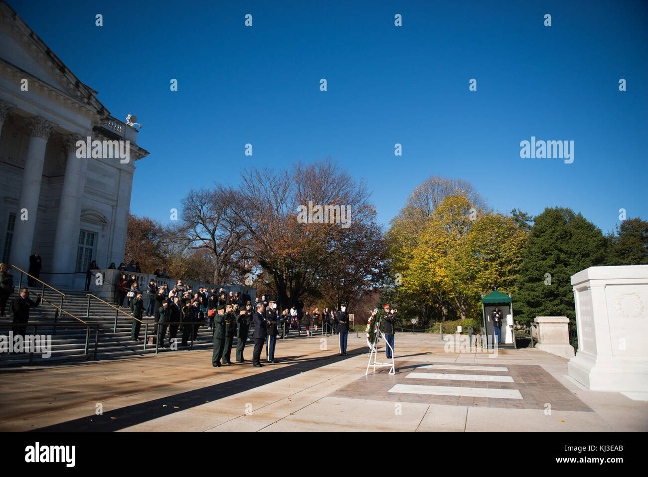 Il Vice Ministro del personale e del Welfare della Corea del Sud onora i soldati caduti ponendo una corona presso la Tomba del Milite Ignoto nel Cimitero Nazionale di Arlington, simboleggiando il rispetto e il tributo internazionali. Foto Stock