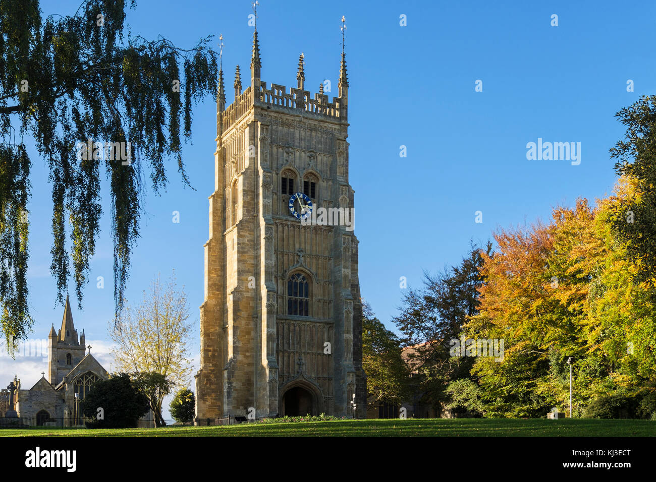 La Badia vecchia torre campanaria e la chiesa di San Lorenzo in Abbey Park nella città di Cotswolds. Evesham, Worcestershire, Inghilterra, Regno Unito, Gran Bretagna Foto Stock