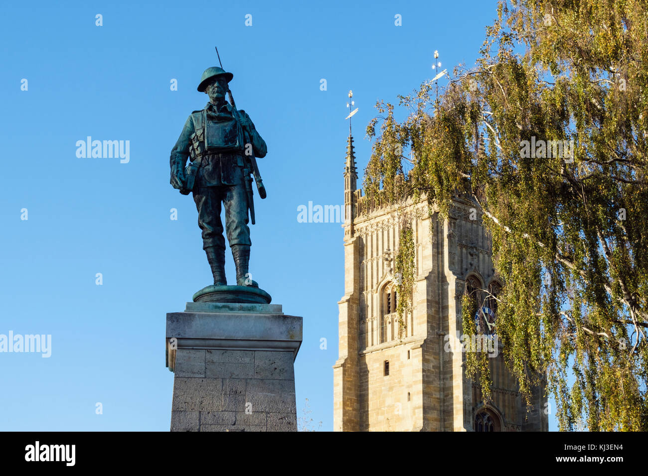 War Memorial statua figura di soldato e la Torre Campanaria di Abbey Park nella città di Cotswolds. Evesham, Wychavon, Worcestershire, Inghilterra, Regno Unito, Gran Bretagna Foto Stock