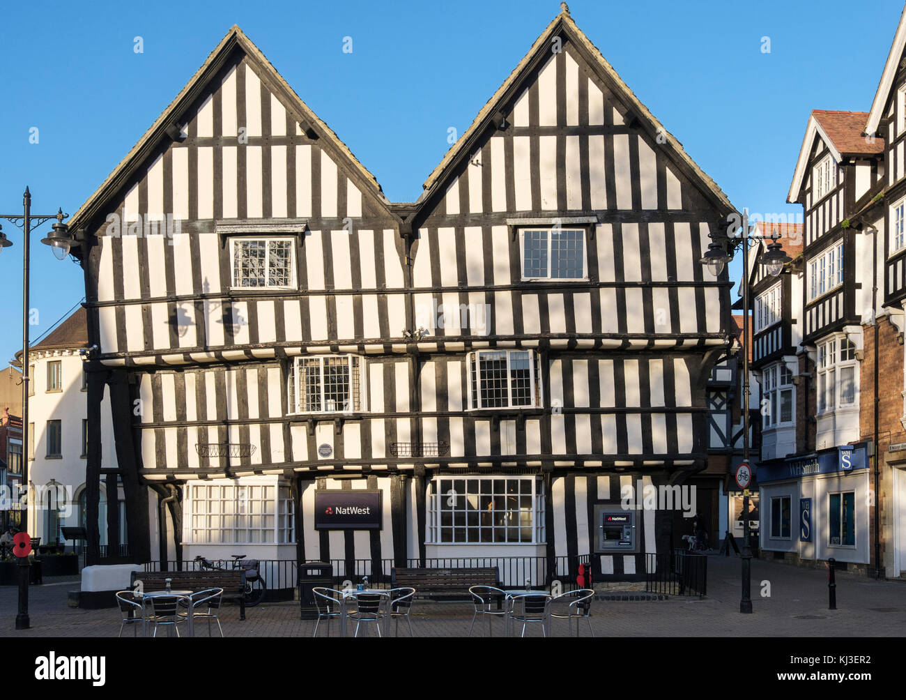 Twin a capanna del XV secolo in legno della casa di mercanti ora NatWest bank in Cotswolds città. Piazza del Mercato, Evesham, Wychavon, Worcestershire, England, Regno Unito Foto Stock