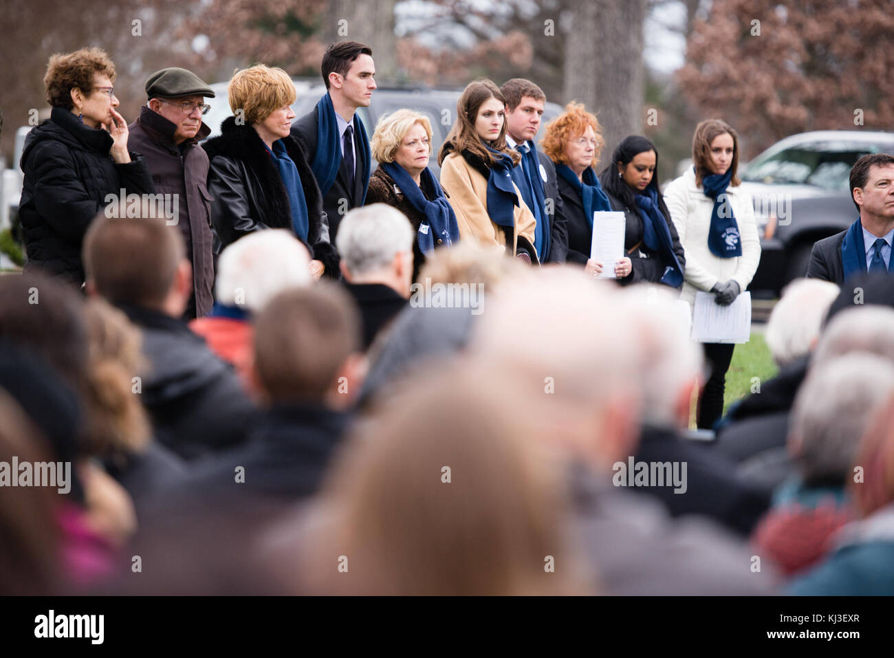 Cerimonia commemorativa presso il cimitero nazionale di Arlington per le vittime del volo Pan Am 103. Questo triste evento onora le vite perdute nell'attentato di Lockerbie, con una deposizione di ghirlande e un tributo da parte di funzionari statunitensi. Foto Stock
