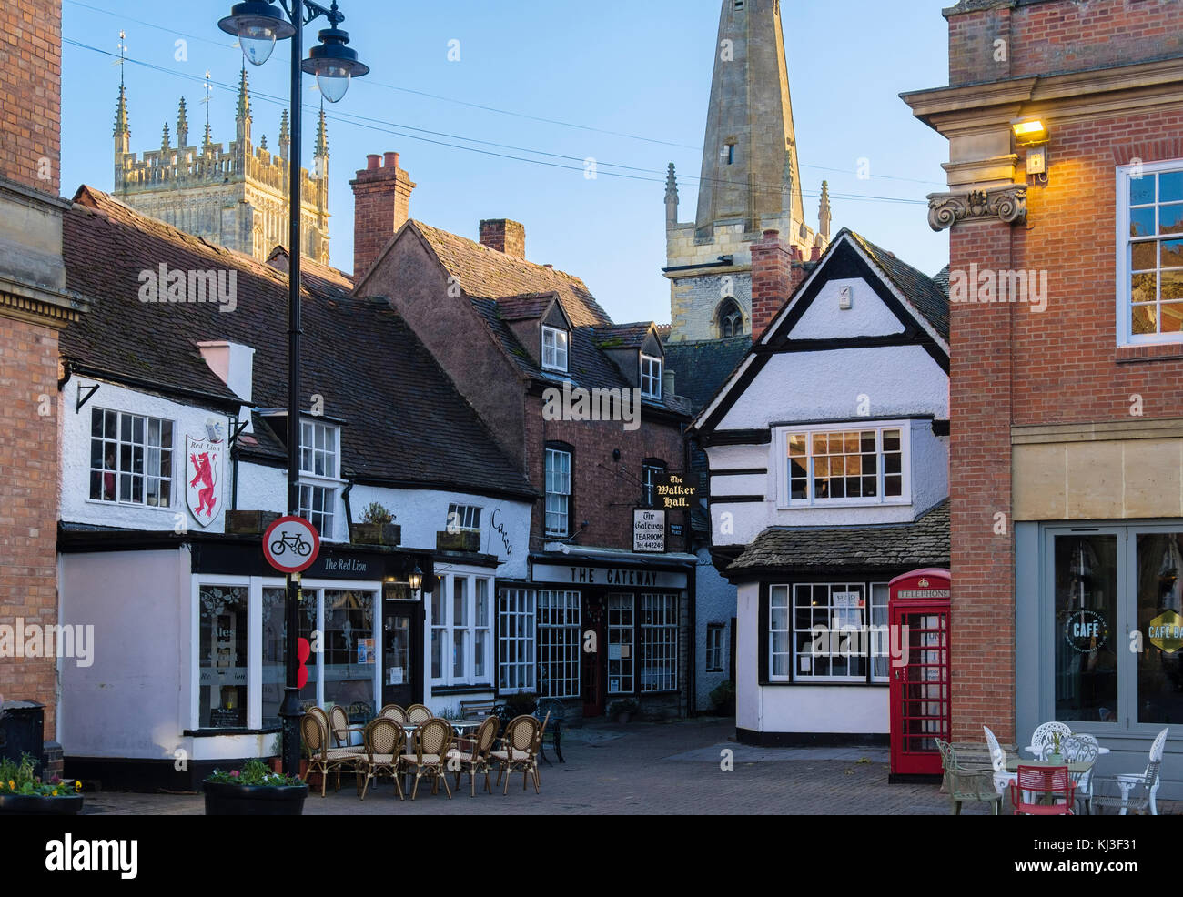 Vecchi edifici e Pub Red Lion nel pittoresco Cotswolds città. Piazza del Mercato, Evesham, Wychavon, Worcestershire, Inghilterra, Regno Unito, Gran Bretagna Foto Stock
