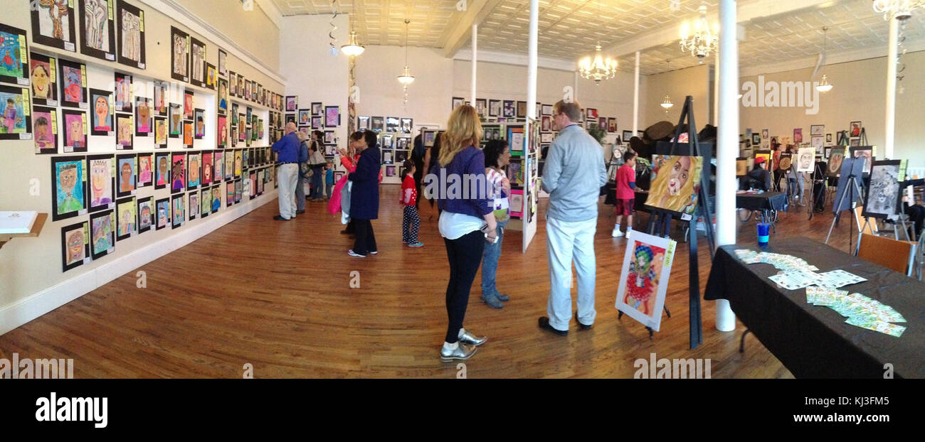 Il District 6 Art Walk è un evento culturale che mostra l'arte locale nel quartiere District 6. Mette in risalto il lavoro degli artisti e promuove l'impegno della comunità attraverso mostre ed esposizioni pubbliche. Foto Stock