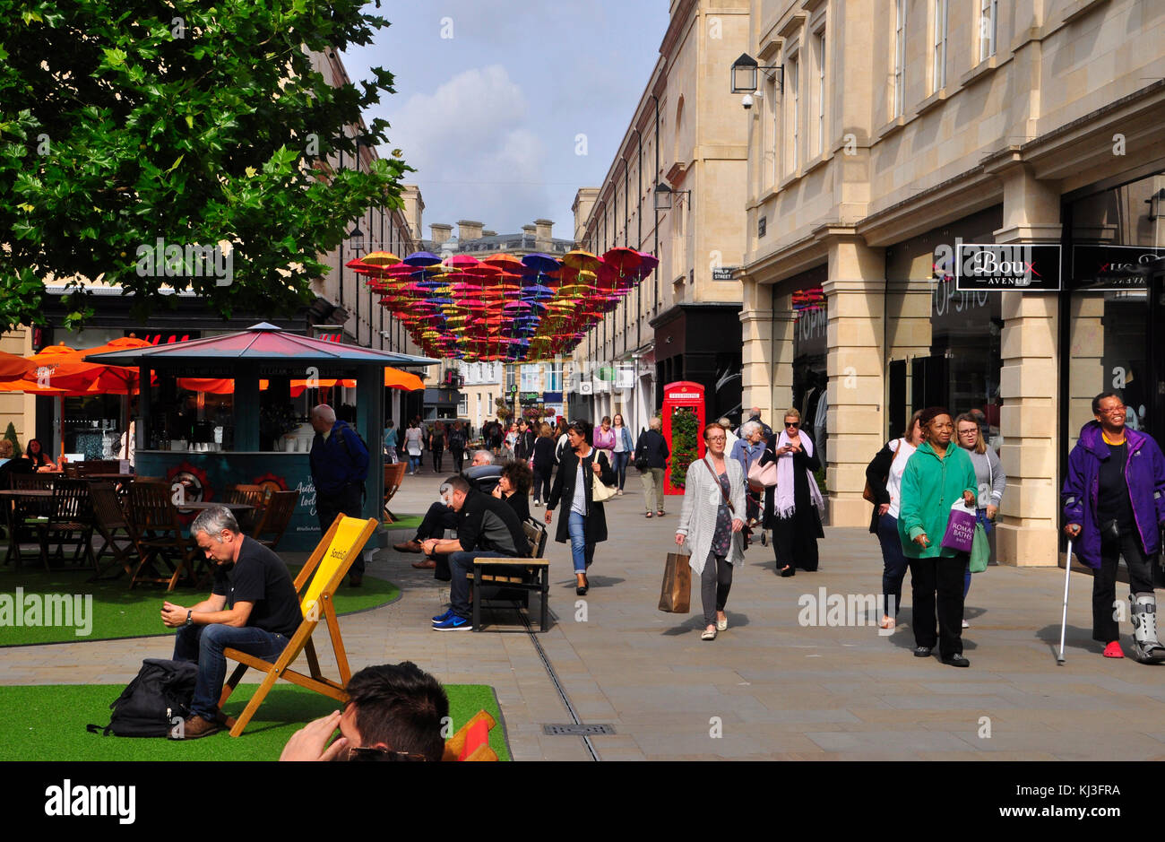 Gli amanti dello shopping in bagno godetevi il luminoso carino street decorazioni e rilassarsi al sole. bagno, Somerset, Inghilterra.uk. Foto Stock