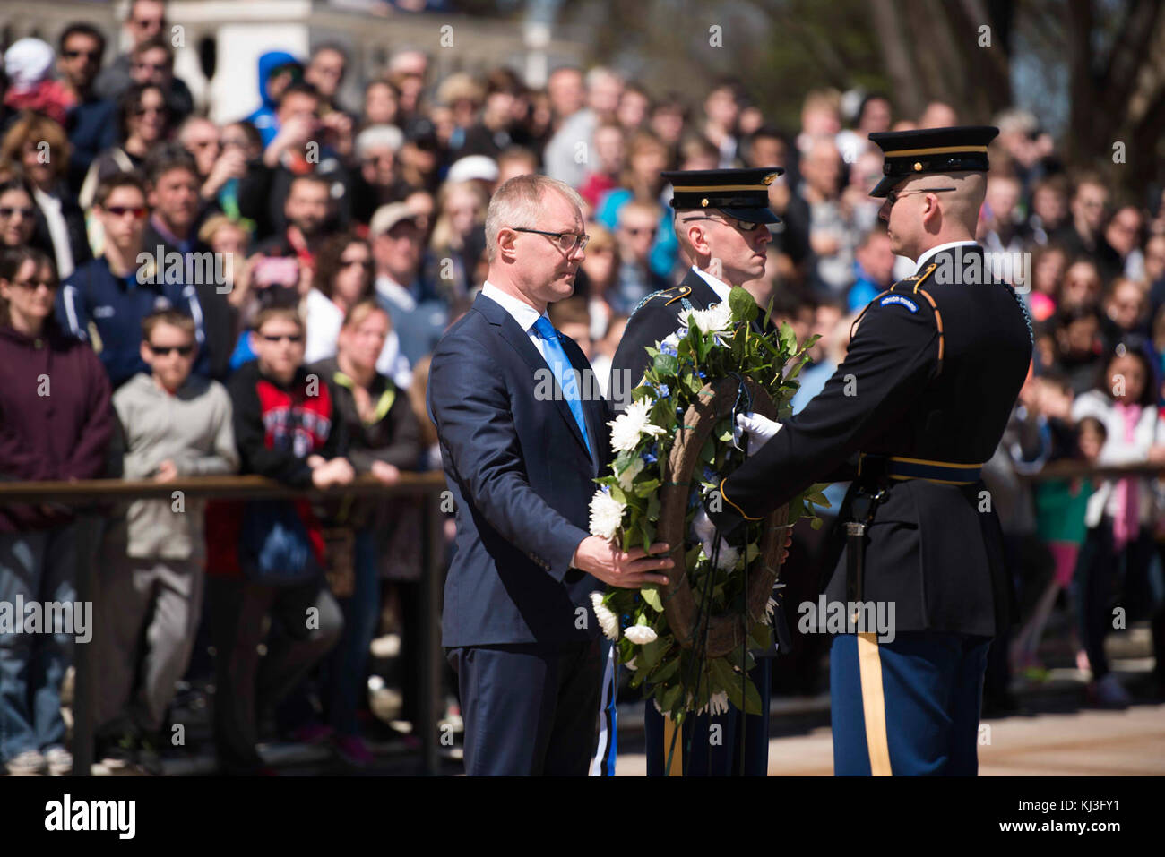 Il ministro della difesa della Repubblica di Estonia partecipa a una cerimonia di posa delle ghirlande presso la tomba del Milite ignoto nel cimitero nazionale di Arlington. Foto Stock