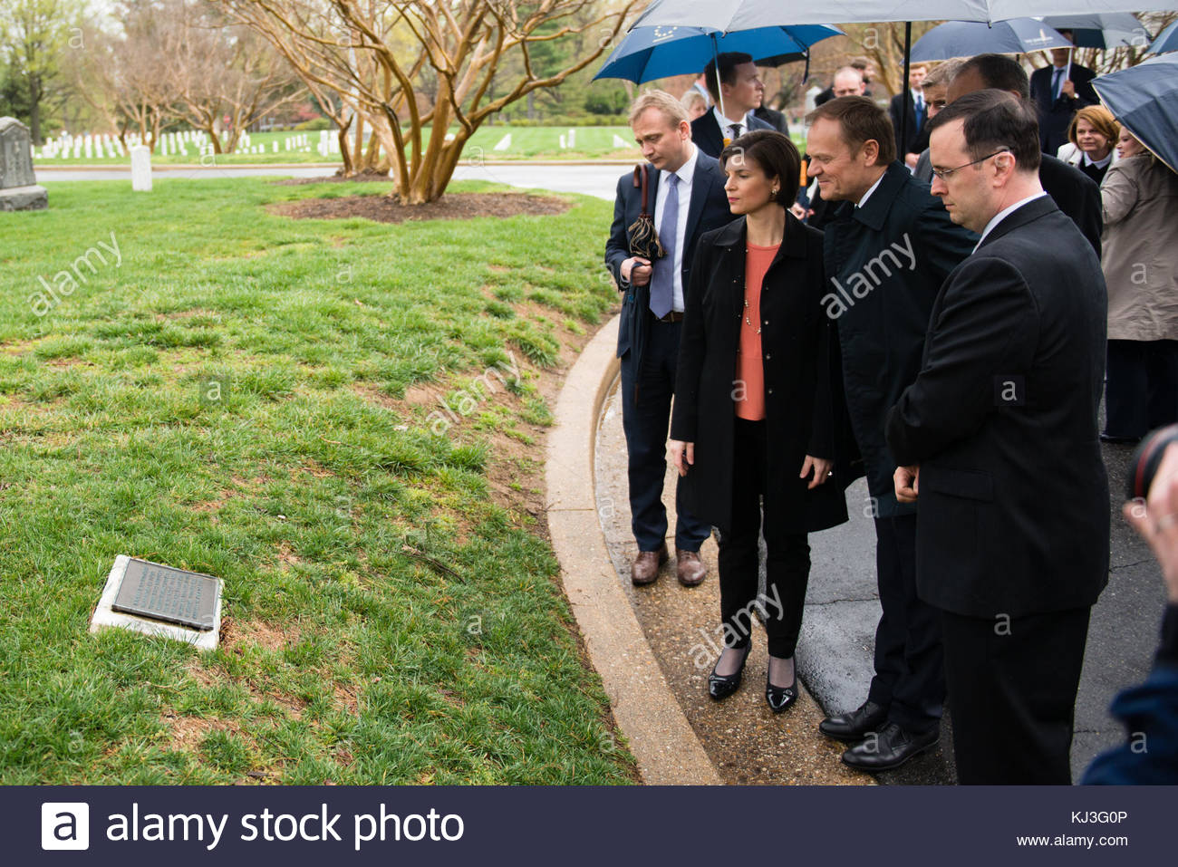 Il presidente del Consiglio europeo Donald Tusk visita al Cimitero Nazionale di Arlington (25589086463) Foto Stock