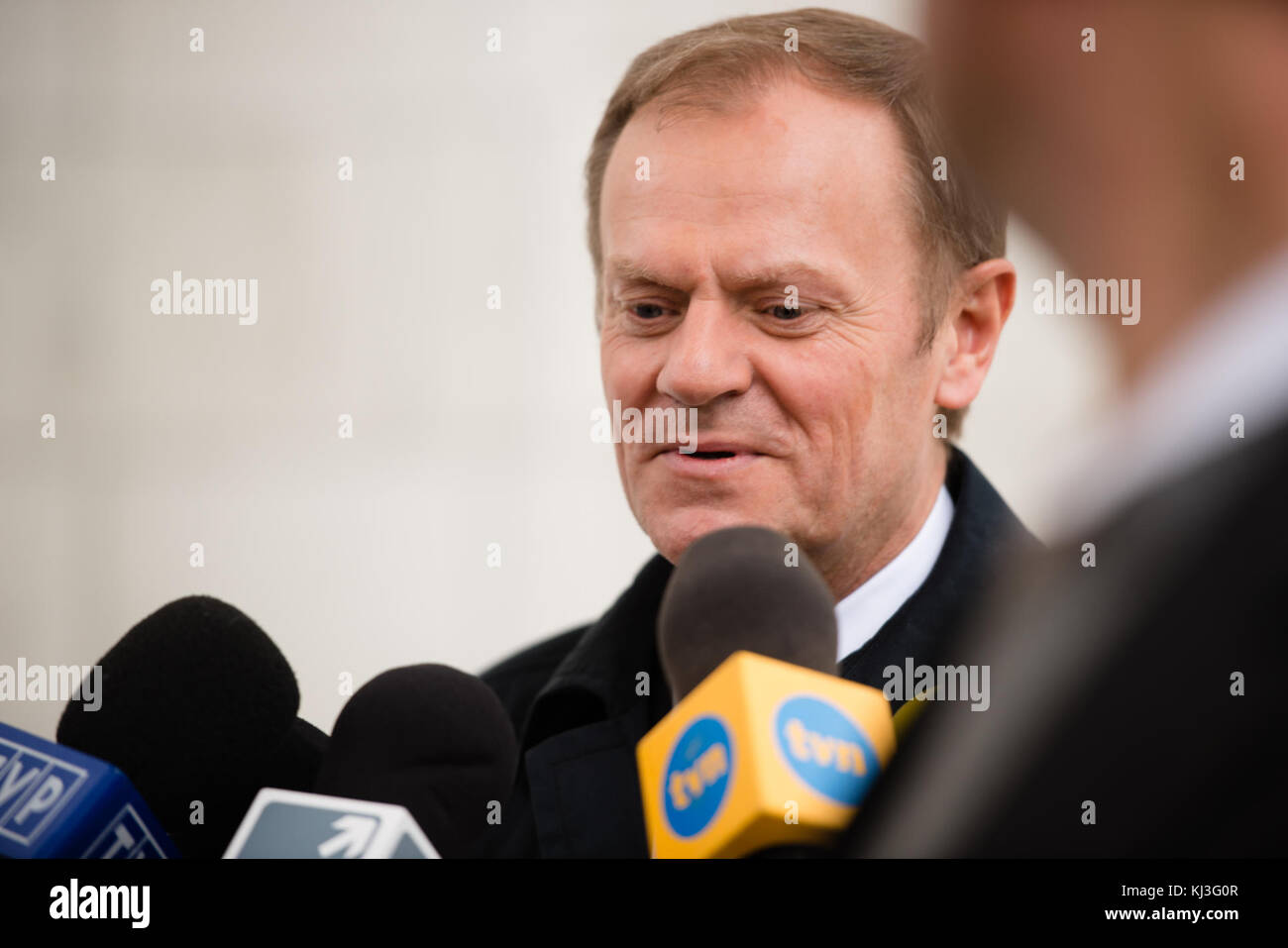 Il presidente del Consiglio europeo Donald Tusk visita al Cimitero Nazionale di Arlington (25918888490) Foto Stock