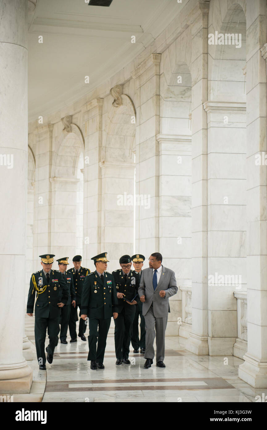 Il capo del personale della Repubblica di Corea esercito visita al Cimitero Nazionale di Arlington (25787588684) Foto Stock