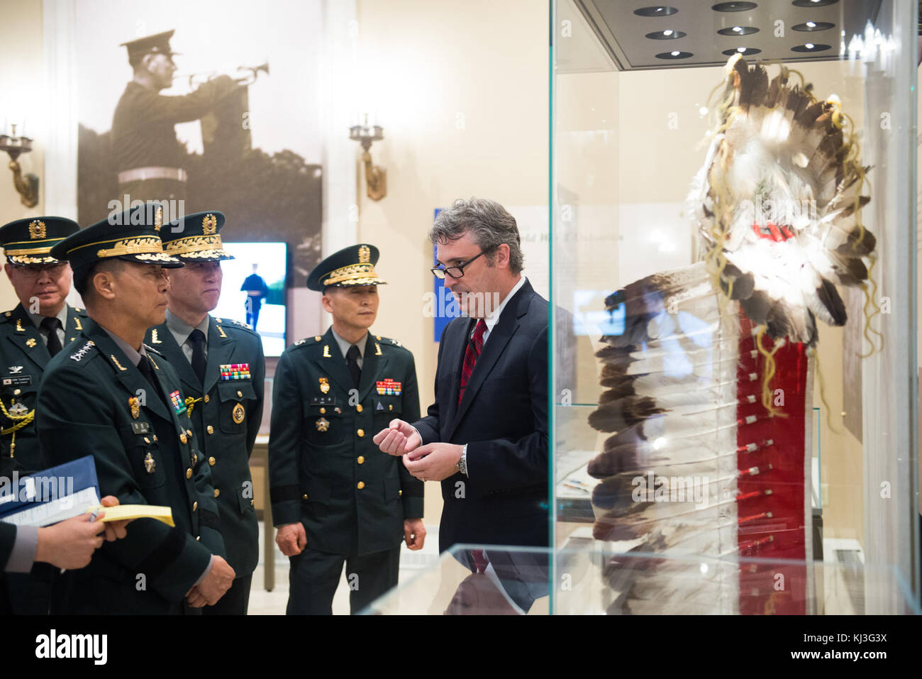 Il capo del personale della Repubblica di Corea esercito visita al Cimitero Nazionale di Arlington (26392426575) Foto Stock