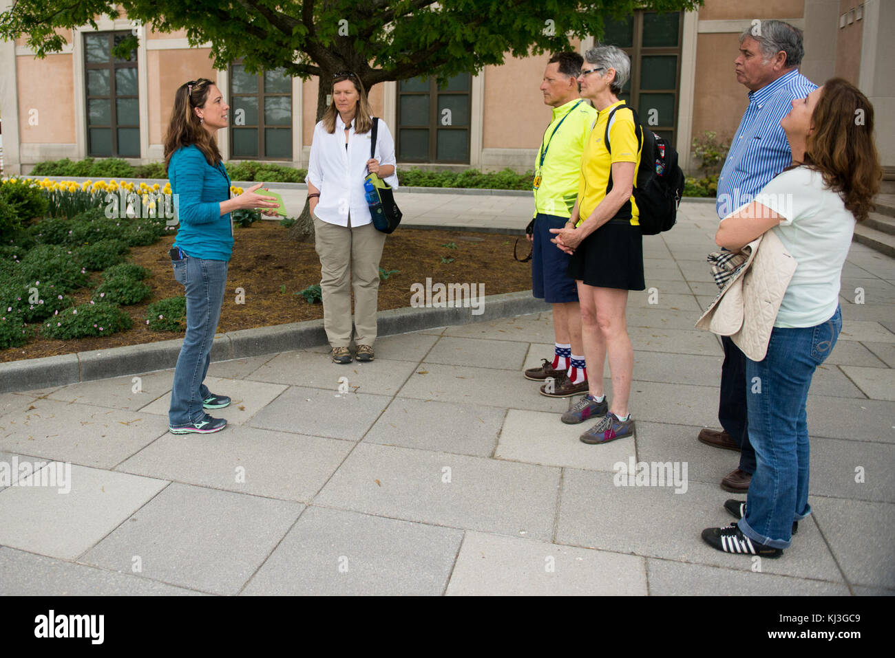 Questa fotografia mostra uno speciale tour della giornata della Terra del Cimitero Nazionale di Arlington, concentrandosi sull'intersezione tra consapevolezza ambientale e ricordo storico in questo significativo cimitero militare degli Stati Uniti. Foto Stock