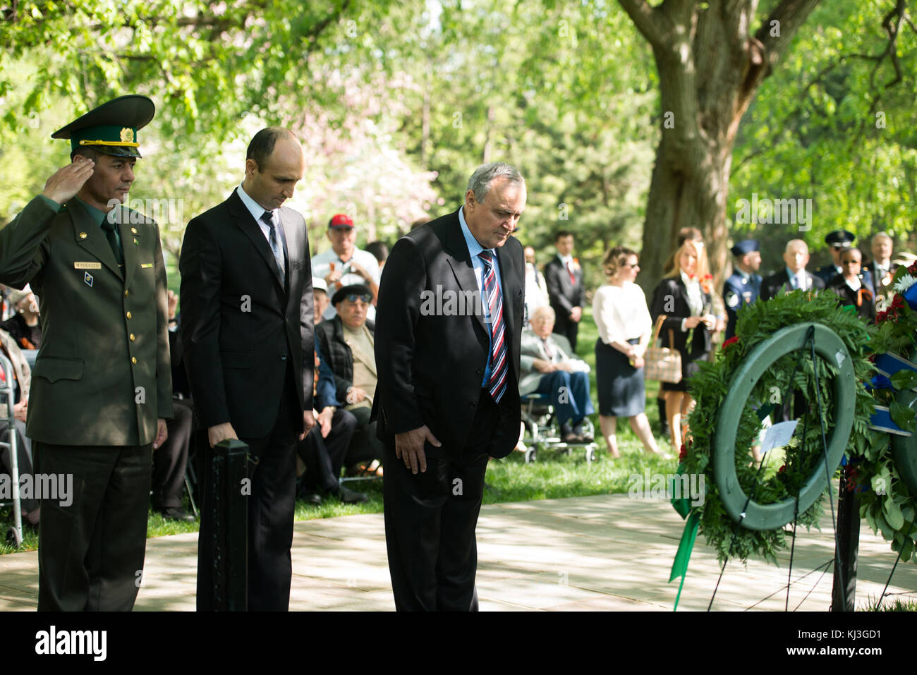Ghirlanda di cerimonia di posa allo spirito dell'Elba marcatore in Al Cimitero Nazionale di Arlington (26643861185) Foto Stock Ghirlanda di cerimonia di posa allo spirito dell'Elba marcatore in Al Cimitero Nazionale di Arlington (26643861185) Foto Stock