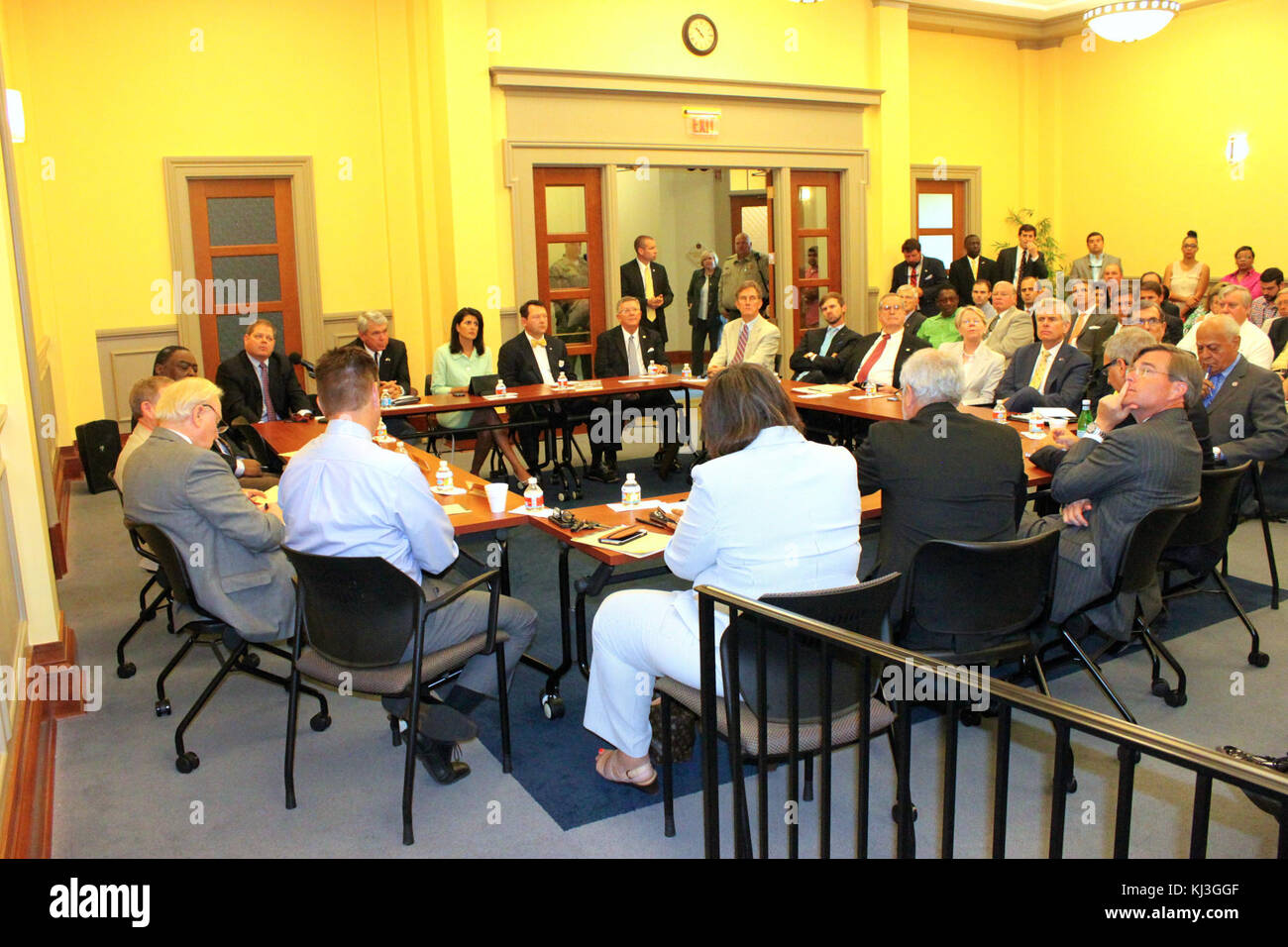 Questa immagine cattura Nikki Haley durante la sua visita al porto di Jasper, mostrando il suo impegno nella diplomazia internazionale e le sue interazioni nella regione come parte delle sue responsabilità di servizio pubblico. Foto Stock