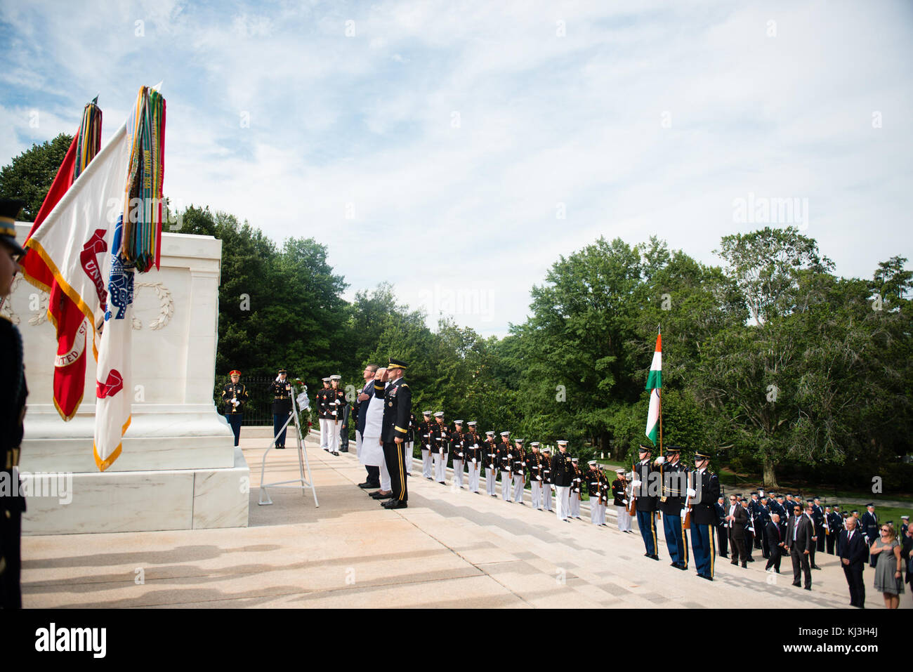 Il primo ministro dell'India stabilisce una corona presso la tomba del Milite Ignoto in Al Cimitero Nazionale di Arlington (26903193563) Foto Stock