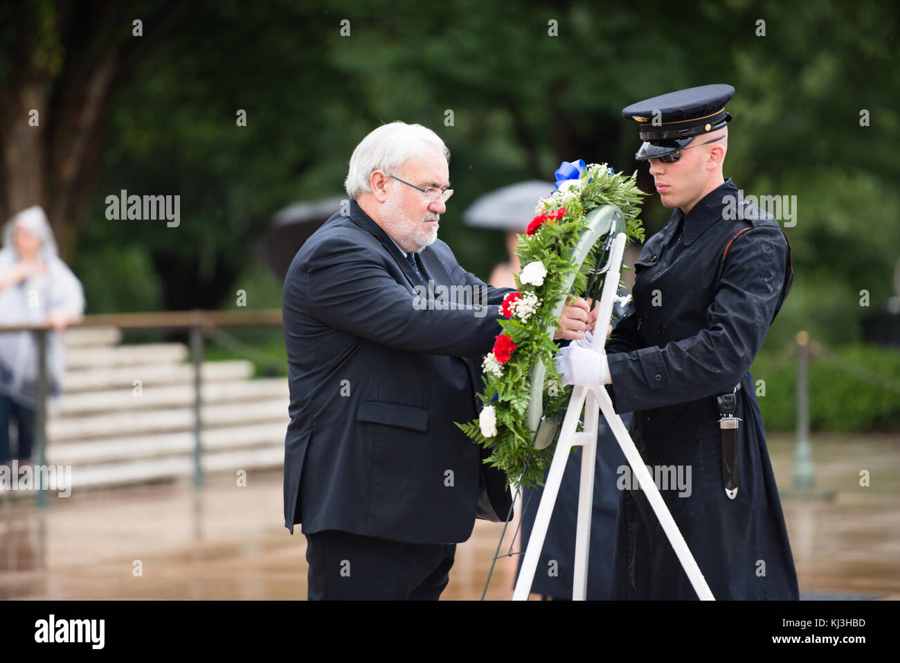 Ministro di Stato per i veterani e ricordo dalla Repubblica francese stabilisce una corona presso la tomba del Milite Ignoto in Al Cimitero Nazionale di Arlington (27750414541) Foto Stock