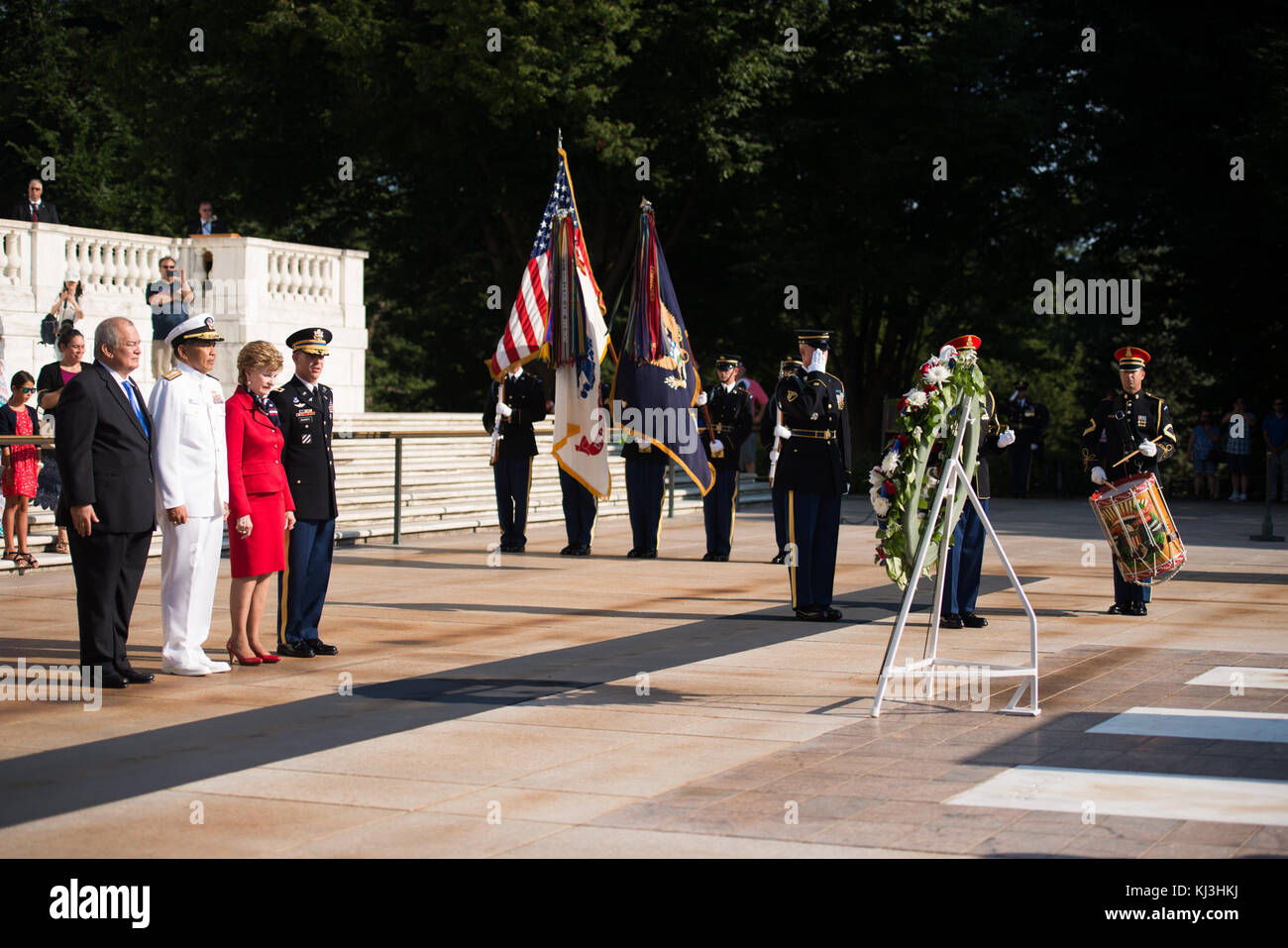 Tutti gli onori militari corona recante presso la tomba del Milite Ignoto in Al Cimitero Nazionale di Arlington per onorare la 72anniversario della liberazione di Guam e la battaglia per le Isole Marianne Settentrionali (27559217284) Foto Stock