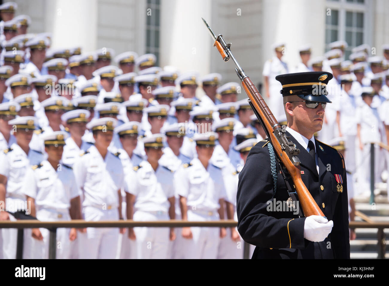 In Giappone la formazione comandante dello Squadrone stabilisce una corona presso la tomba del Milite Ignoto in Arlington National Cemtery (27712995214) Foto Stock