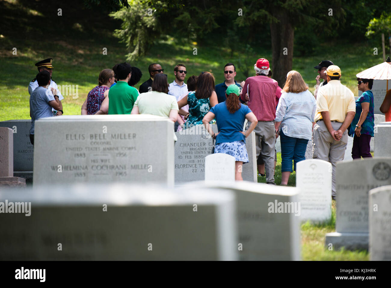 Educatori tour al Cimitero Nazionale di Arlington durante gli amici del Memoriale della Seconda Guerra Mondiale la Rete di insegnanti e di conferenza (28427562956) Foto Stock Educatori tour al Cimitero Nazionale di Arlington durante gli amici del Memoriale della Seconda Guerra Mondiale la Rete di insegnanti e di conferenza (28427562956) Foto Stock