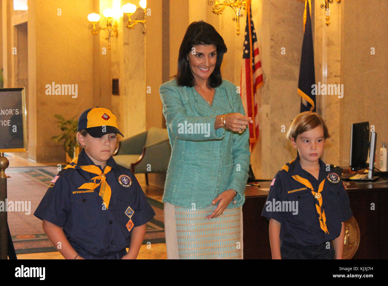 Nikki Haley, ex governatore e ambasciatore degli Stati Uniti, è raffigurato con i Cub Scouts, Den 1, Pack 10. L'immagine mostra l'impegno di Haley con i programmi giovanili e comunitari. Foto Stock