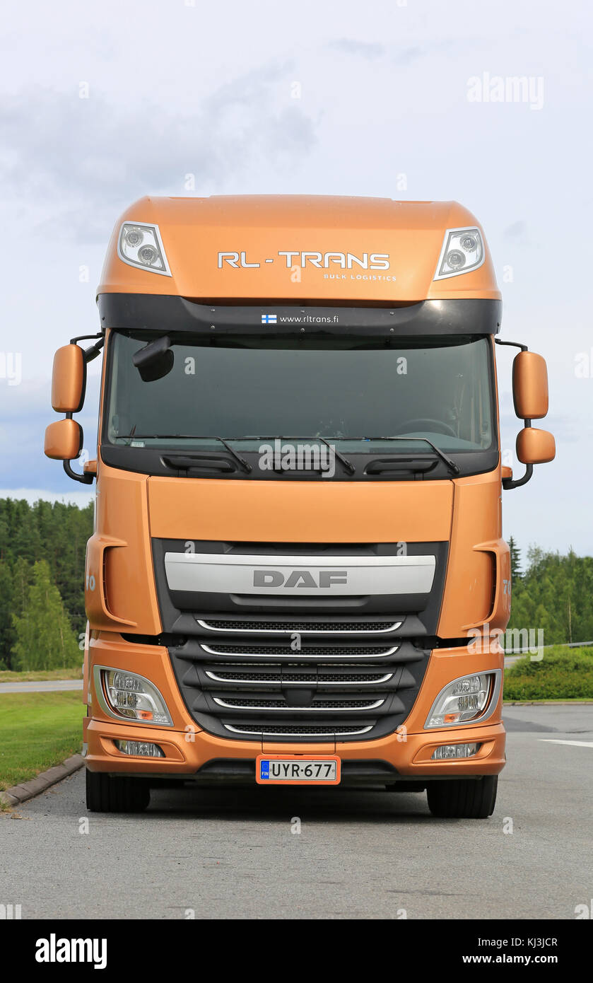 FORSSA, FINLANDIA - 25 LUGLIO 2015: Nuovo veicolo con serbatoio DAF XF 510 parcheggiato. Il nuovo DAF XF è alimentato dai motori PACCAR MX-13 e MX-11. Foto Stock
