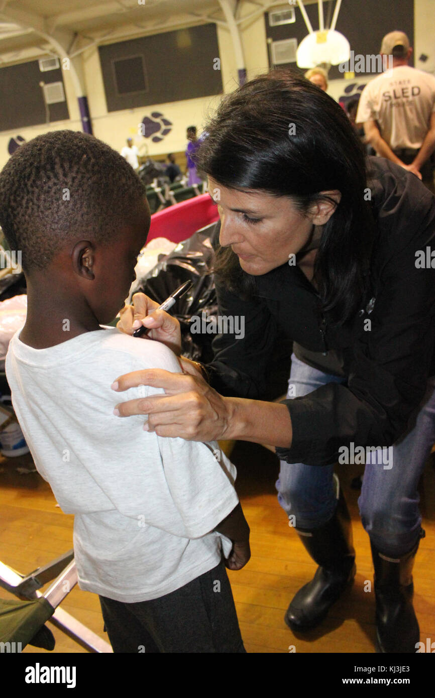 Nikki Haley visita la contea di Marion, interagendo con i residenti locali e discutendo di problemi della comunità. La visita evidenzia il suo coinvolgimento nella politica regionale e negli sforzi di impegno pubblico. Foto Stock