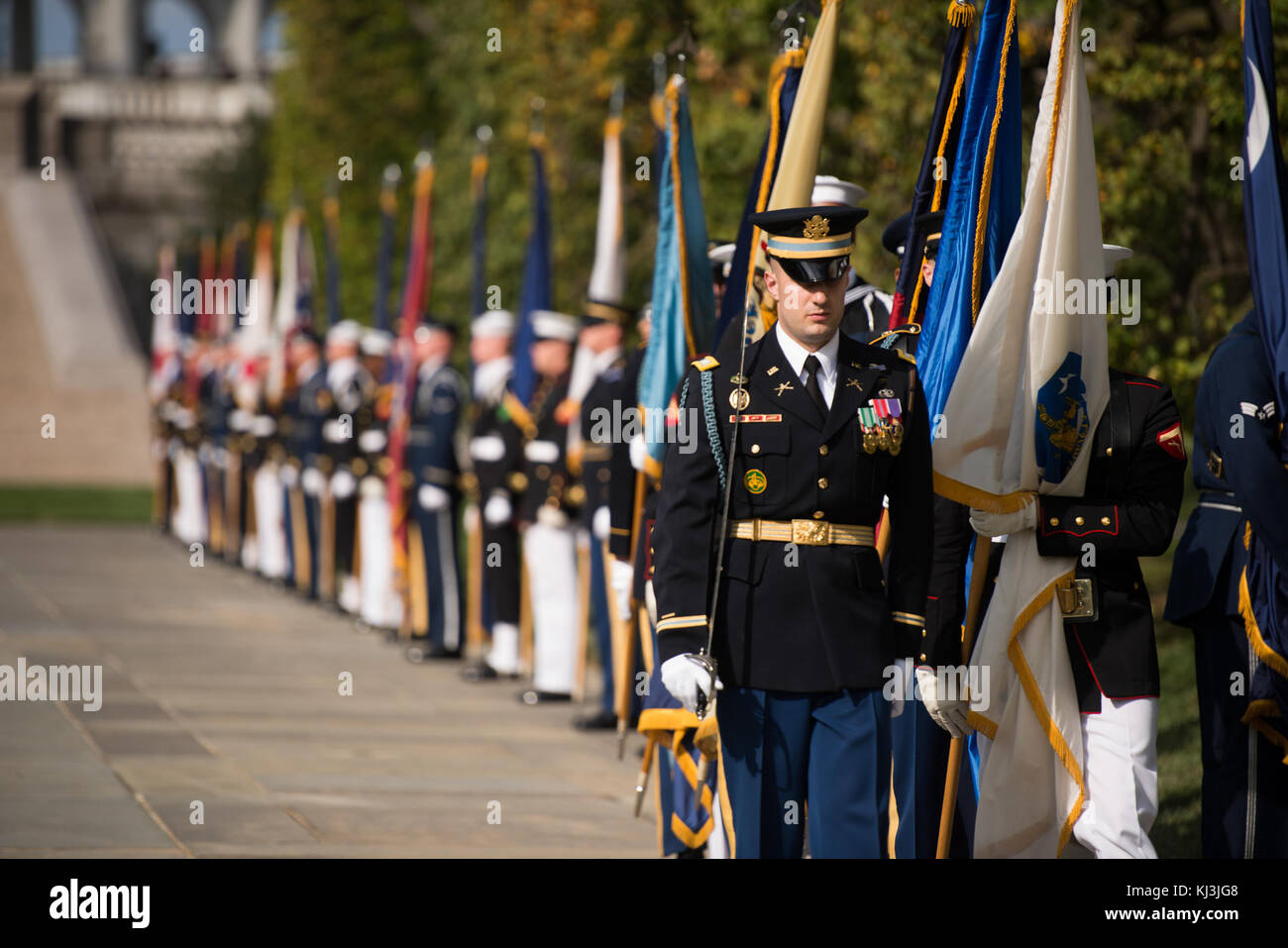 Il primo ministro italiano Matteo Renzi visita il cimitero nazionale di Arlington in Virginia, dove partecipa a una cerimonia di deposizione delle ghirlande con pieni onori, riflettendo sul significato storico e nazionale. Foto Stock
