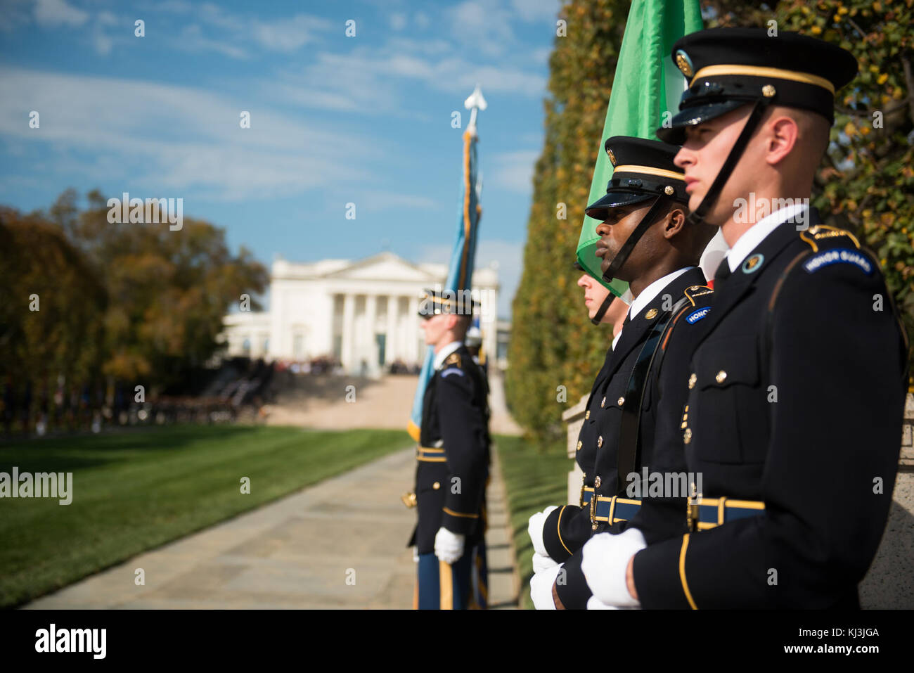 Il primo ministro italiano Matteo Renzi visita al Cimitero Nazionale di Arlington (29802456233) Foto Stock