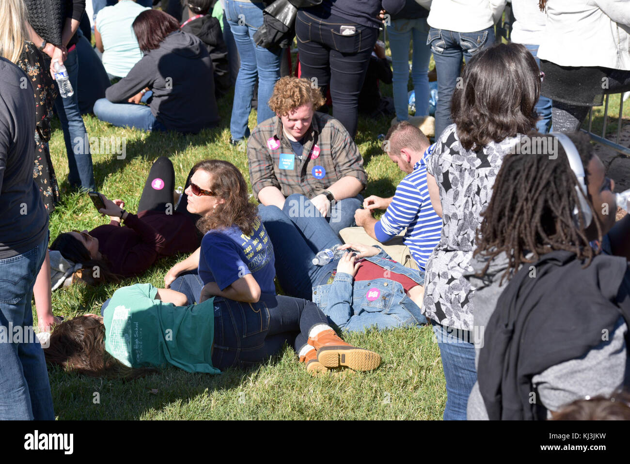 Una fotografia di Hillary Clinton durante una visita a Raleigh. L'immagine la cattura in un aspetto pubblico, probabilmente coinvolgendo la folla o pronunciando un discorso. Foto Stock