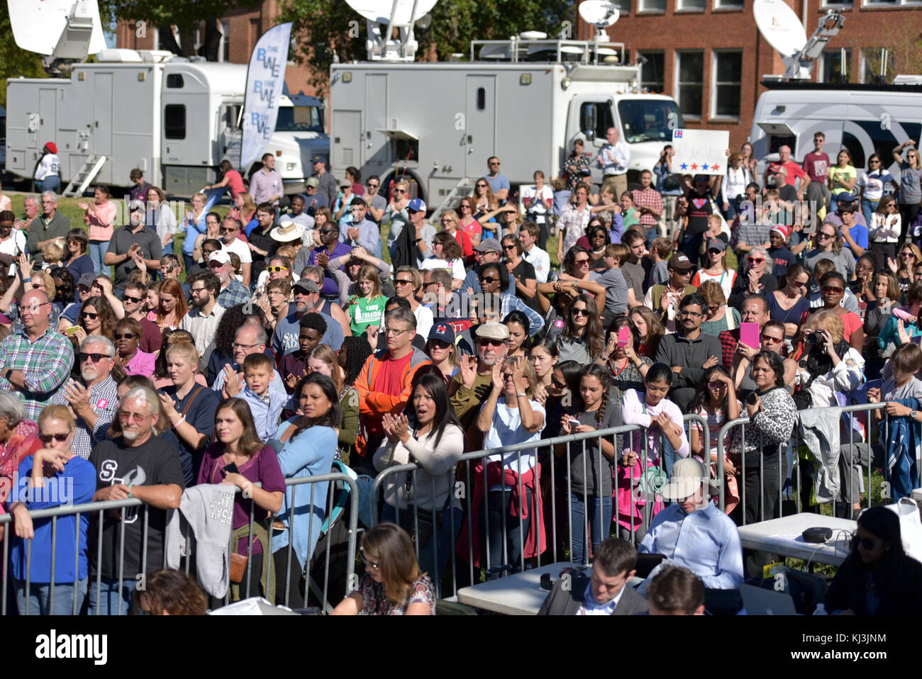 Hillary Clinton, ex Segretario di Stato degli Stati Uniti, si vede a Raleigh, probabilmente durante un evento politico o pubblico. Le sue visite in varie città facevano parte della sua carriera politica, coinvolgendo le questioni locali e il pubblico. Foto Stock