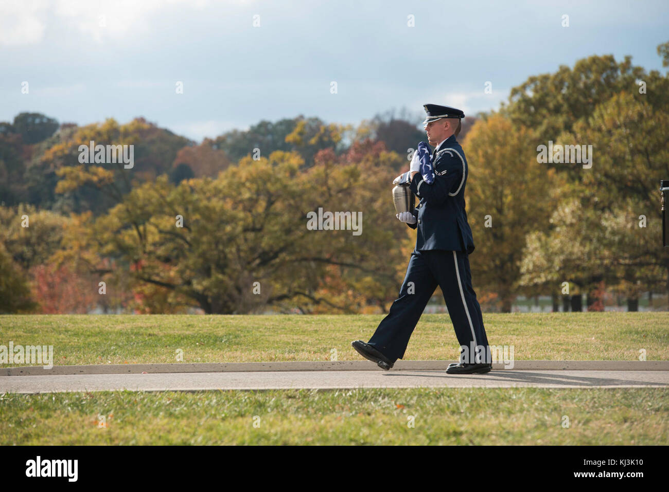 Quest'immagine raffigura il servizio in sepoltura del maggiore Candice Ismirle dell'aeronautica statunitense, una triste cerimonia militare che onora la sua vita e il suo servizio. L'evento riflette le tradizioni militari e il rispetto per i membri caduti in servizio. Foto Stock
