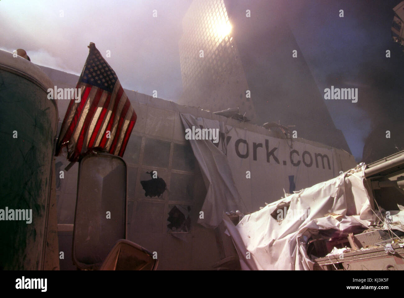 Bandiera americana tra le macerie dopo l'attentato terroristico dell'11 settembre al World Trade Center Foto Stock
