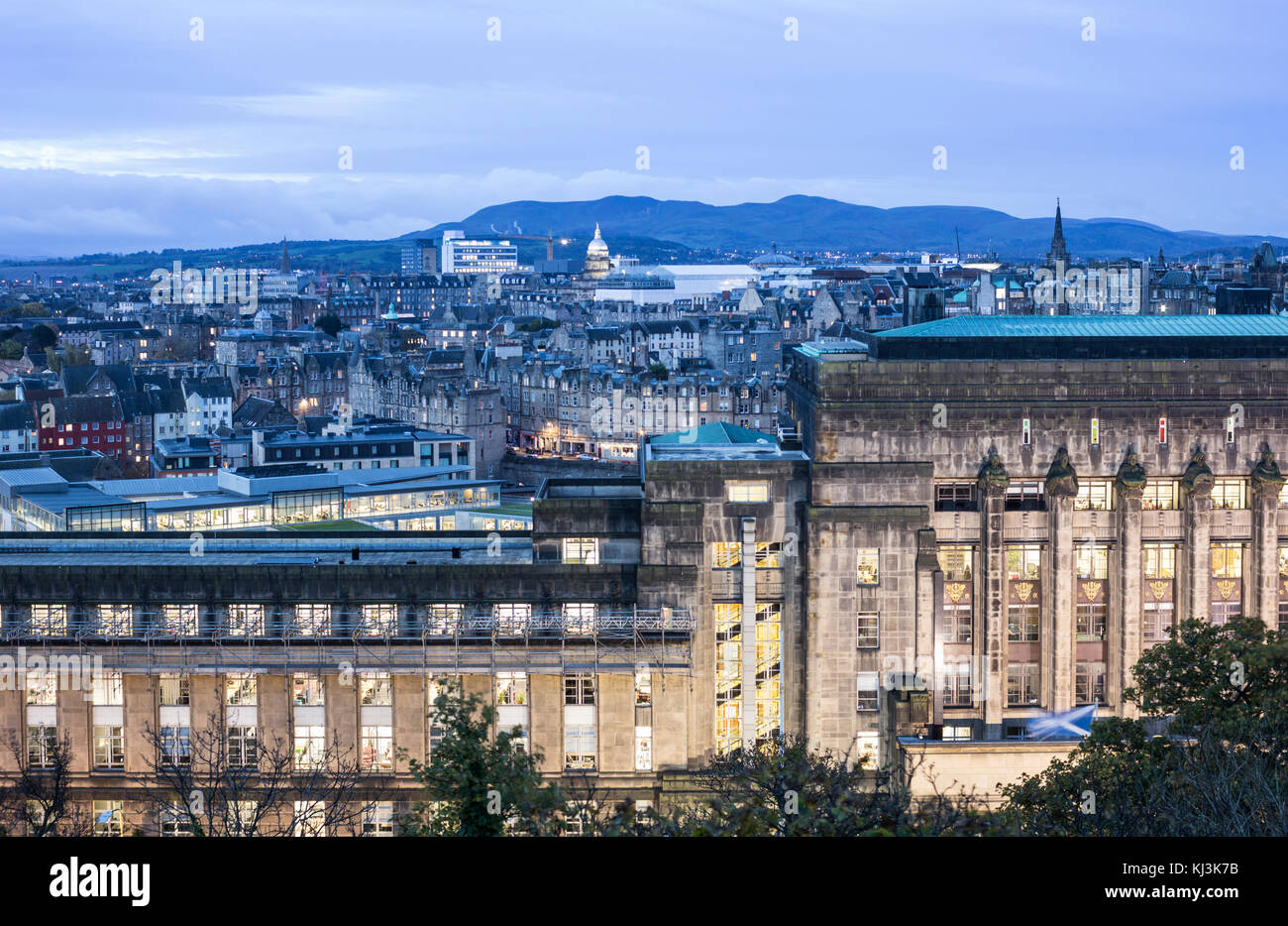 Vista ovest sopra la città di Edimburgo all'alba da Calton Hill. Edimburgo, Scozia. Regno Unito Foto Stock